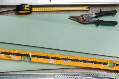 Aletler için bir Alçıpan duvar yapar.