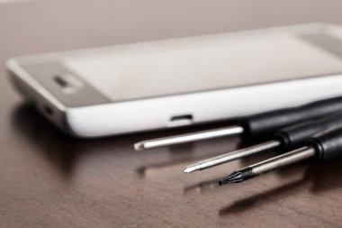 Smartphone ve küçük tornavida