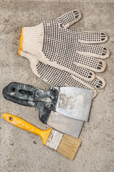 Spatels, borstel en handschoenen — Stockfoto