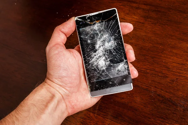 Smartphone med sprucken display — Stockfoto