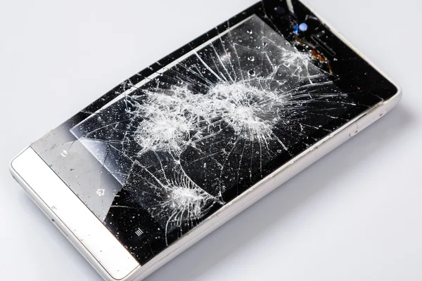 Поврежденный дисплей на смартфоне — стоковое фото
