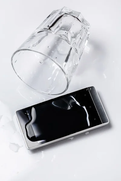 Smartphone w wodzie — Zdjęcie stockowe