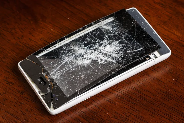Exibição danificada no smartphone — Fotografia de Stock