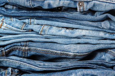 Mavi jeans yığını