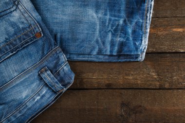 ahşap yüzey üzerinde kot pantolon