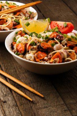 Deniz ürünleri ile erişte