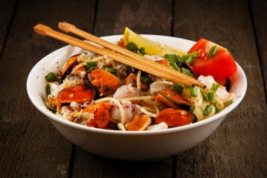 Deniz ürünleri ile erişte