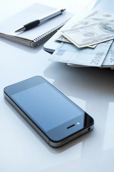 Dinheiro e dispositivos electrónicos — Fotografia de Stock