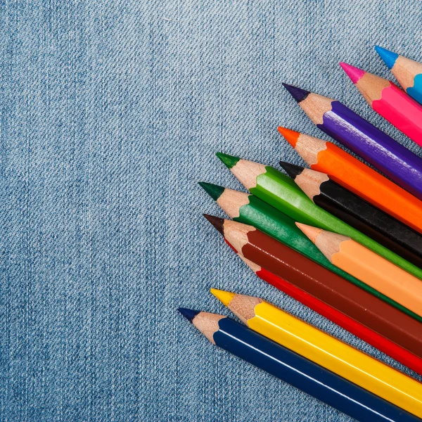 Crayons sur la surface du jean — Photo