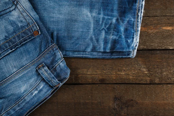 Jeansy na powierzchni drewnianych — Zdjęcie stockowe
