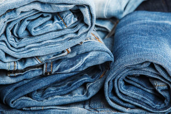 Стопка синих джинсов — стоковое фото