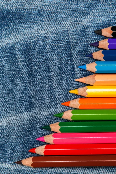 Crayons sur la surface du jean — Photo