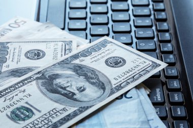 laptop klavye üzerinde banknot