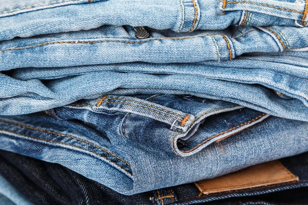 Pila de pantalones vaqueros azules — Foto de Stock