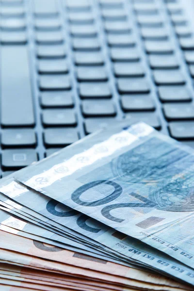 Bankbiljetten over laptop toetsenbord — Stockfoto