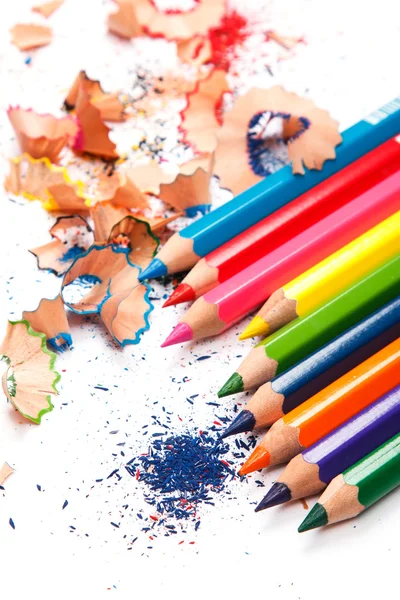 Crayons et copeaux multicolores — Photo