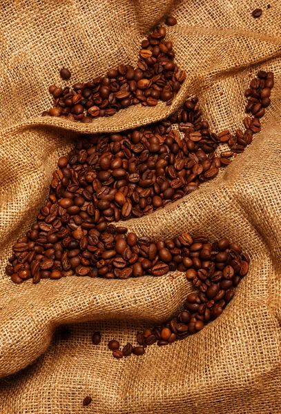 Kaffeebohnen auf Sacktuch — Stockfoto