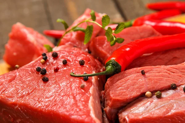 Raw meat and vegetables — Stock Photo, Image