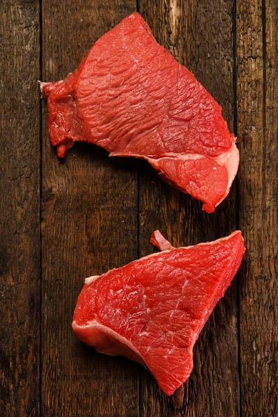 Rohes Fleisch auf dem Tisch — Stockfoto