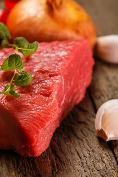 Carne crua e produtos hortícolas — Fotografia de Stock