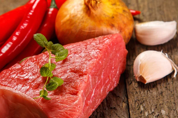 Raw meat and vegetables — Stock Photo, Image