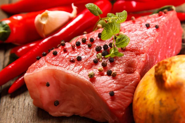 Carne crua e produtos hortícolas — Fotografia de Stock