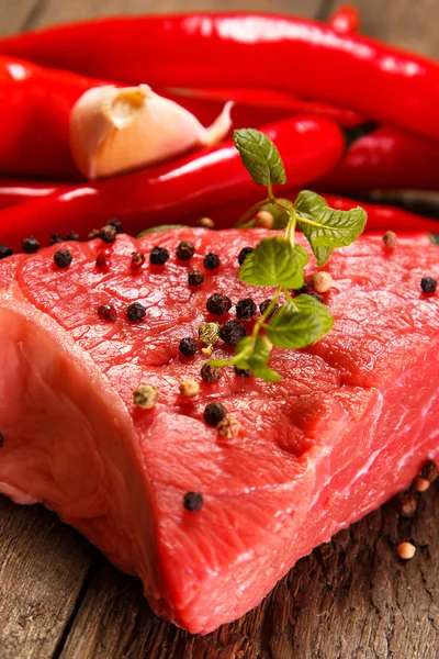 Raw meat and vegetables — Stock Photo, Image