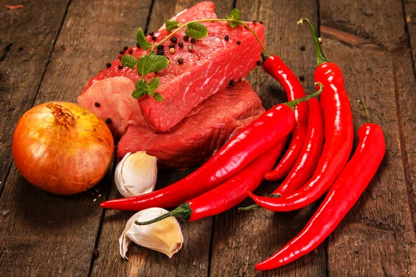 Raw meat and vegetables — Stock Photo, Image