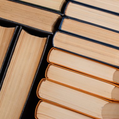 Bir sürü eski kitap.