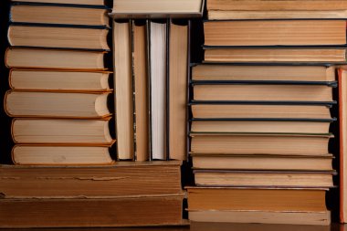 Bir sürü eski kitap.