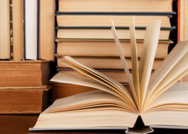 Bir sürü eski kitap.