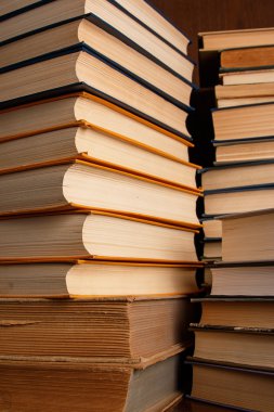 Bir sürü eski kitap.