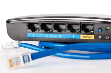 yönlendirici ve ethernet kablosu