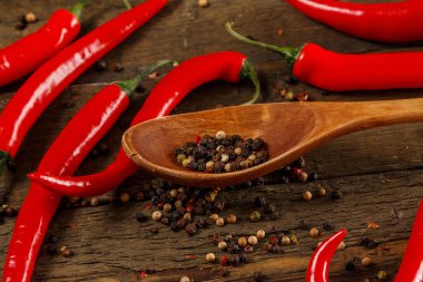 tahta kaşık ve kurutulmuş biber tohumları