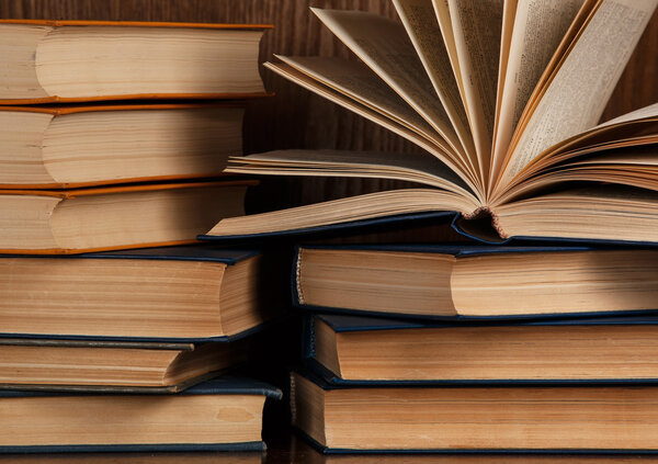 много старых книг