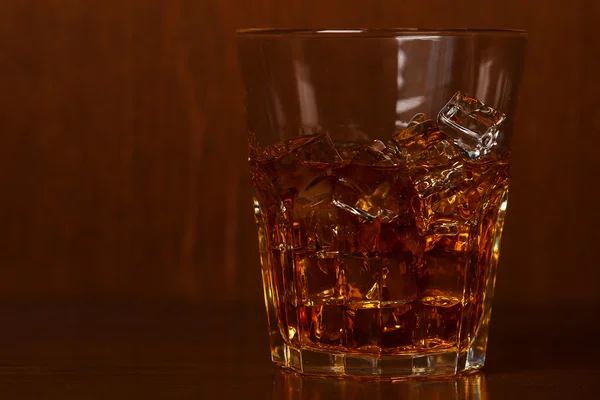 Glas mit Whiskey — Stockfoto