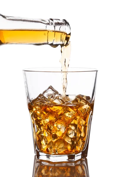 Gieten van whisky in glas — Stockfoto