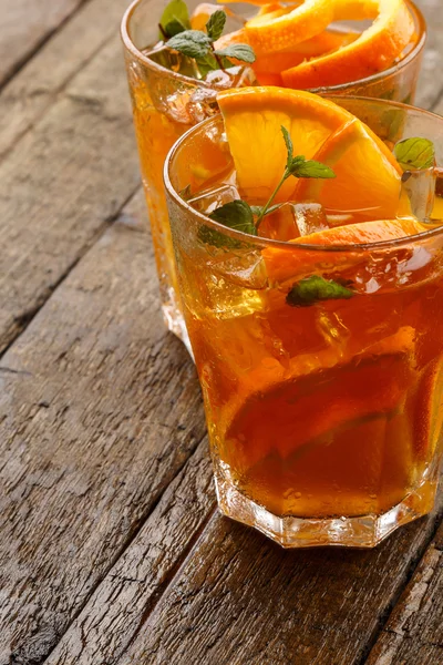 Erfrischende Limonade mit Orangen und Minze — Stockfoto