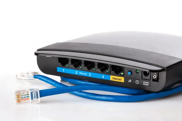 Enrutador y cable Ethernet — Foto de Stock