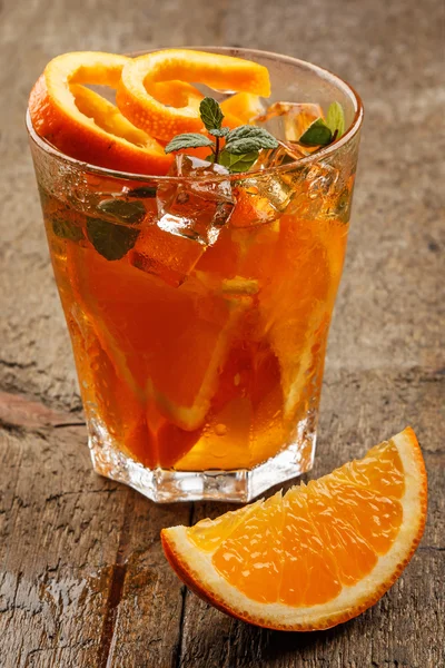 Limonada refrescante con naranjas y menta —  Fotos de Stock