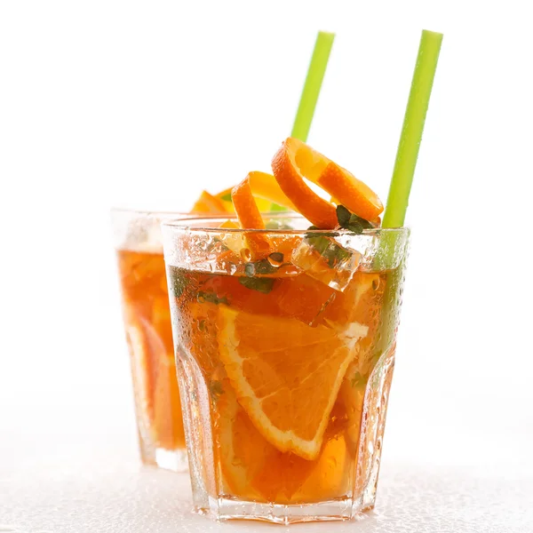 Verfrissende limonade met sinaasappels en mint — Stockfoto