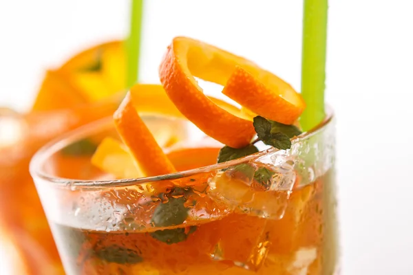 Limonada refrescante con naranjas y menta — Foto de Stock