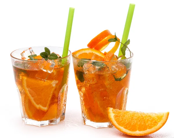 Verfrissende limonade met sinaasappels en mint — Stockfoto