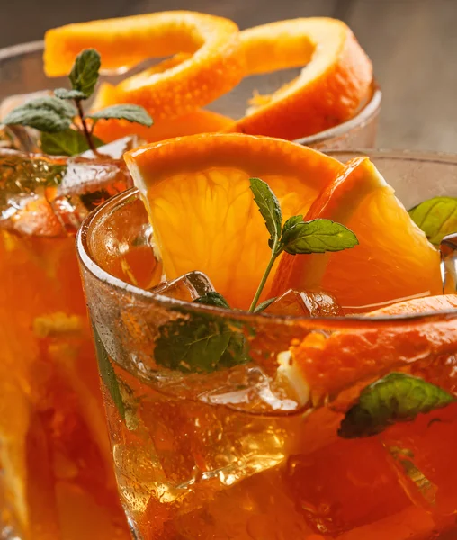 Erfrischende Limonade mit Orangen und Minze — Stockfoto