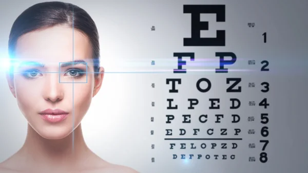 Woman and eye chart — Stock Photo, Image