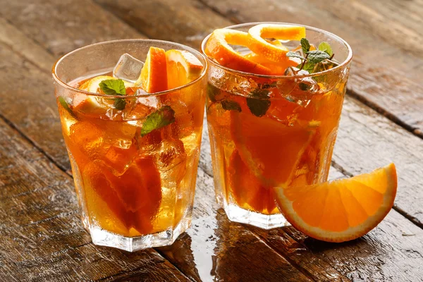 Erfrischende Limonade mit Orangen und Minze — Stockfoto