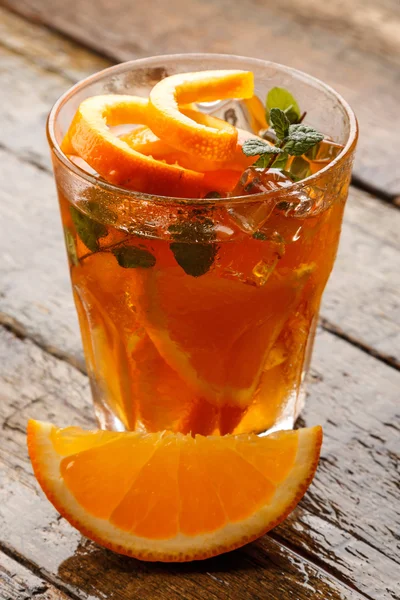 Virkistävä limonadi appelsiinien ja mintun kanssa — kuvapankkivalokuva