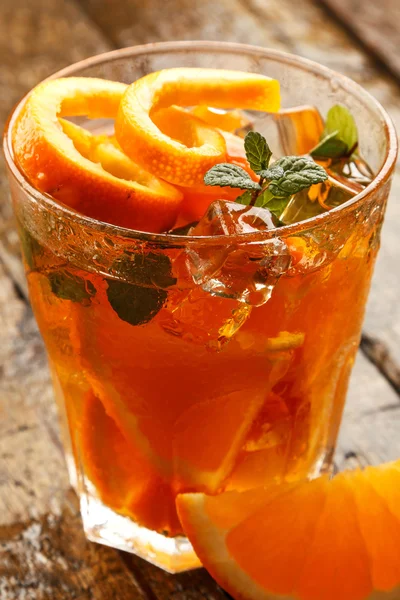Erfrischende Limonade mit Orangen und Minze — Stockfoto