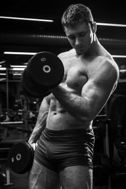 Dambılı kaslı adam.