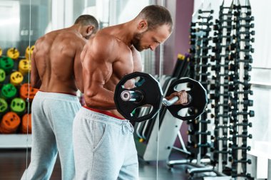 Adam salonunda egzersiz sırasında